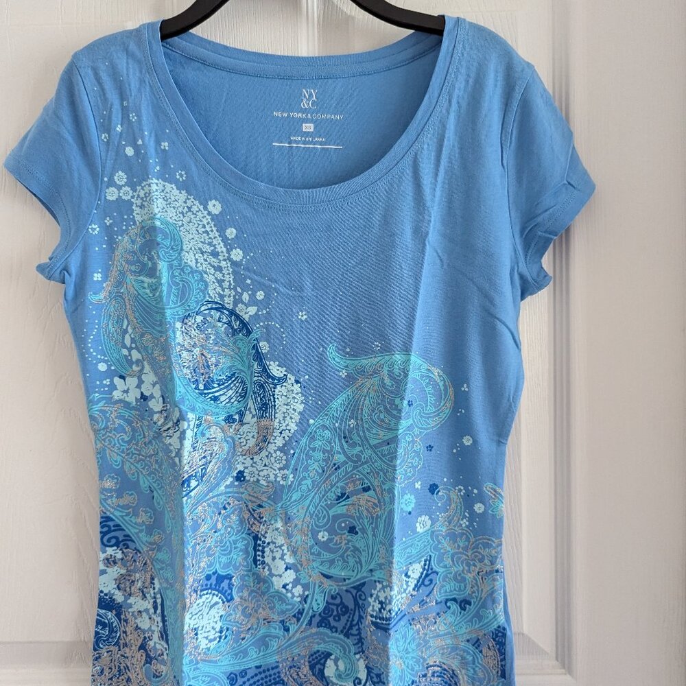 NWOT New York & Company Sky Blue Floral Print Crew Neck Tee T-Shirt Sz XS